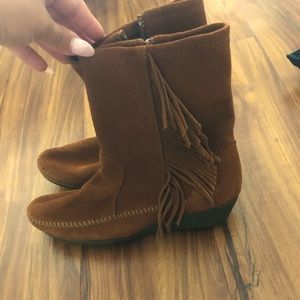 Minnetonka moccasins size 6 fringe boho